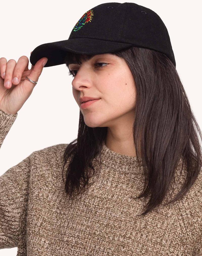 Schwarze OLOW Blossom Yourself Cap am Model – seitliche Vorderansicht